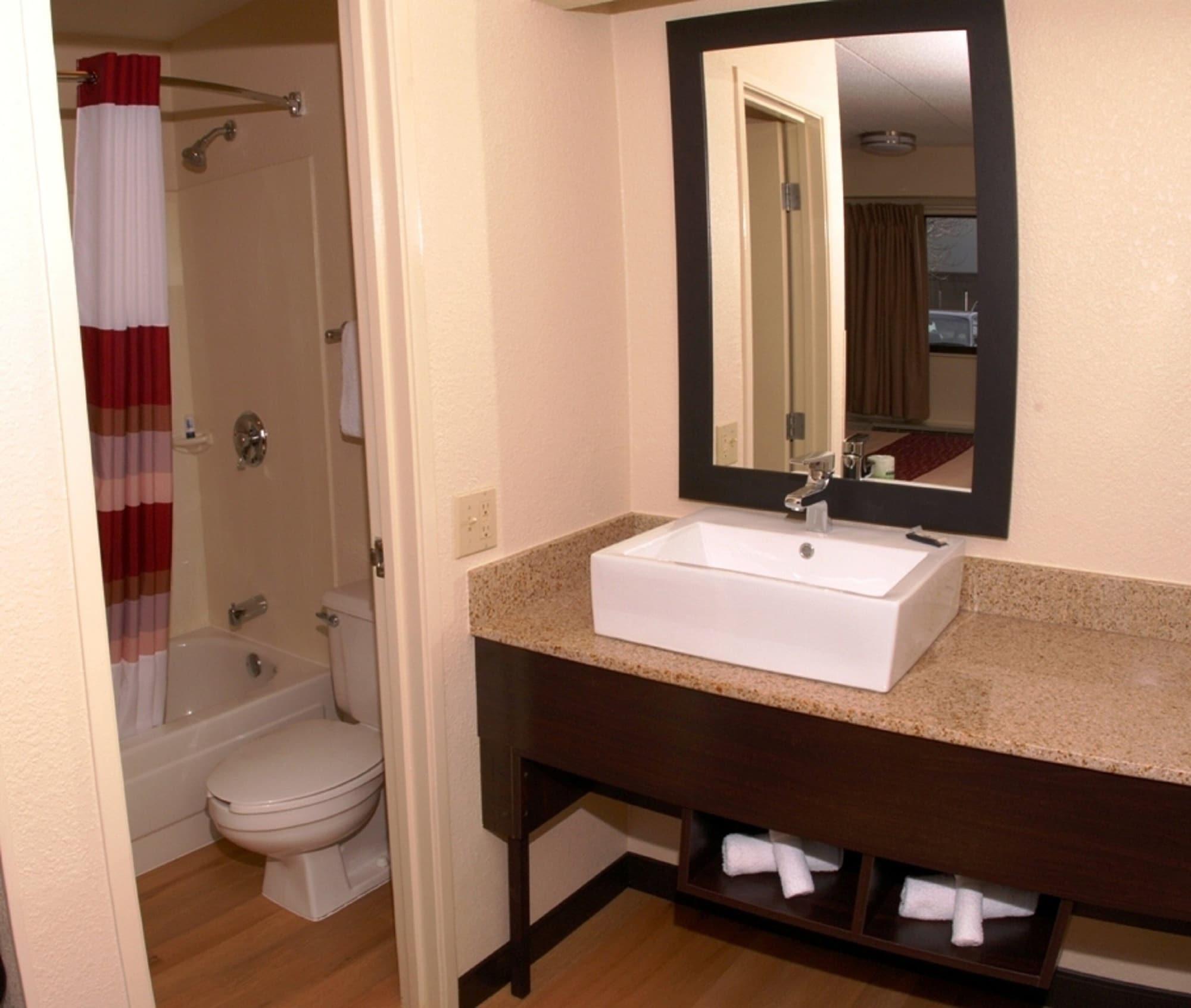 Red Roof Inn Plus+ Philadelphia Airport Эссингтон Экстерьер фото