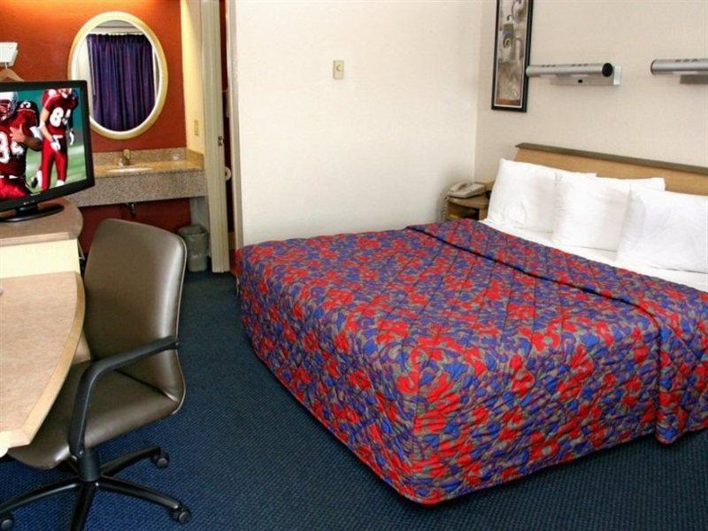 Red Roof Inn Plus+ Philadelphia Airport Эссингтон Номер фото